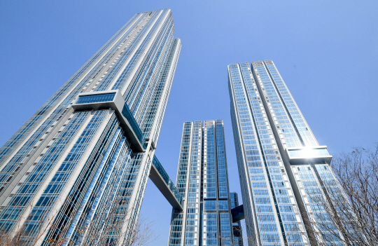 [건축과도시] 최고 56층...단순함으로 차별화...한강변 '튀는 아파트'로 우뚝