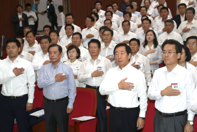 한국당 의원 들 "계파 갈등 · 보수 분열 이 이 큰 잘못"