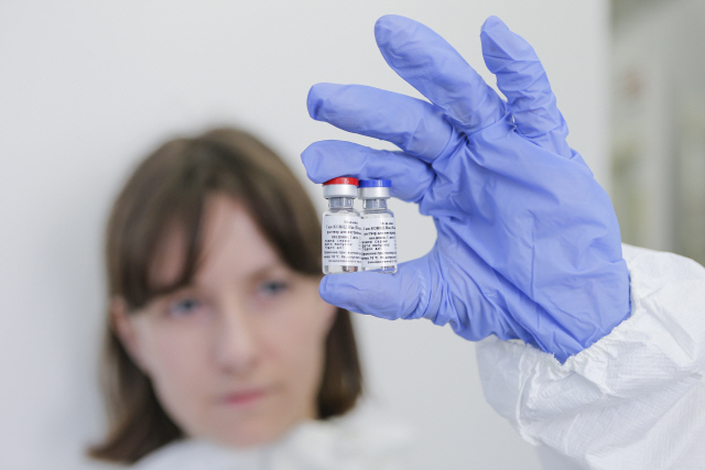 '3상 생략한 러시아 코로나 백신, 위험'
