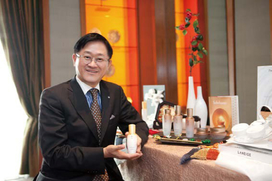 서경배 아모레퍼시픽그룹 회장이 중국에서 큰 인기를 끌고 있는 설화수 화장품을 들고 포즈를 취하고 있다.<BR><BR>