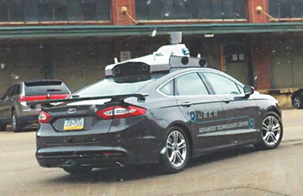 미국 피츠버그 소재 우버첨단기술센터(UATC)에서 도로주행 테스트를 앞두고 있는 프로토타입 자율주행 자동차가 포착됐다.<BR><BR>