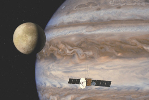 유럽우주기구(ESA)가 2030년부터 3년간 목성 궤도를 돌며 유로파와 가니메데, 칼리스토 등 3개의 위성을 탐사하게 될 ‘주스(JUICE)’ 탐사선을 2022년 발사할 예정이다. 주스에는 11종의 과학 실험장비에 더해 지하 9㎞까지 파고들어가는 ‘페너트레이터(penetrators)’도 탑재된다.<BR><BR>