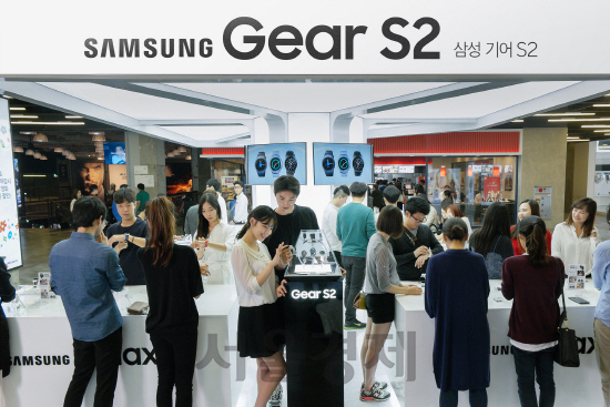 (사진설명)'삼성 기어S2' 2일부터 공식 판매