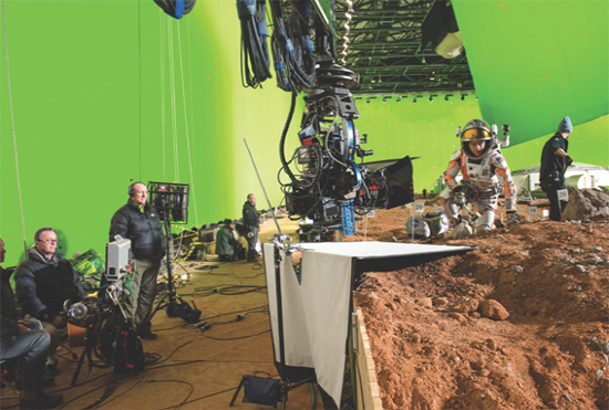 영화 ‘마션’에서 주인공 맷 데이먼은 화성에서 홀로 살아남아야 하는 극한의 상황에 직면한다. 촬영을 위해 리들리 스콧 감독은 헝가리 부다페스트에 화성을 모사한 세트장을 설치했다.<BR><BR>