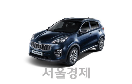 기아자동차는 지난달 ‘The SUV, 스포티지’ 2.0 디젤 모델을 출시한지 1달 만인 15일 다운사이징 엔진인 U2 1.7 디젤 엔진을 장착한 ‘The SUV, 스포티지’ 1.7 디젤 모델을 출시했다. /사진제공=기아자동차<BR><BR>