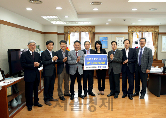 이경래(사진 왼쪽에서 네 번째) 달빛소나타 대표가 송하영(〃다섯번째) 한밭대 총장에게 발전기금을 전달하고 있다. 사진제공=한밭대<BR><BR>