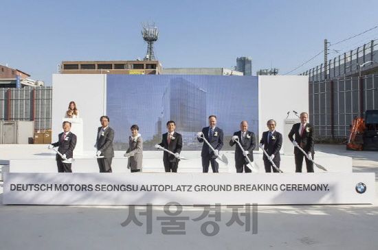 이안 로버슨(오른쪽 넷째) BMW 그룹 사장과 김효준(오른쪽 둘째) BMW 코리아 사장이 성수 전시장 기공식에서 시삽식을 하고 있다/사진제공=BMW 코리아<BR><BR>