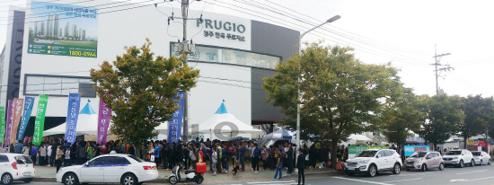 대우건설의 ‘경주 현곡 푸르지오’ 모델하우스 들어가기 위해 입장객들이 줄을 서서 기다리고 있다. /사진제공 대우건설<BR><BR>