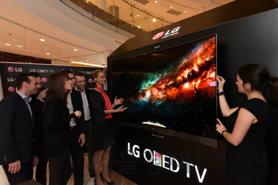 LG전자, 파리 최대 쇼핑몰서 OLED TV 로드쇼 진행