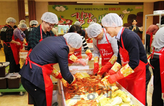 롯데제과, 영등포구청과 독거노인 위한 '사랑의 김장나눔' 행사 열어