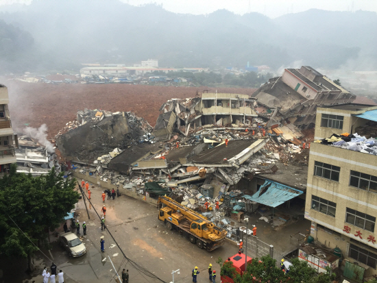 <YONHAP PHOTO-2003> epa05076227 Rescuers work on the collapsed factory buildings brought down by a midday landslide in Shenzhen in south China‘s Guangdong province, 20 December 2015. There were no immediate reports on any casualties.  EPA/XU HU CHINA OUT/2015-12-20 20:04:04/<저작권자 ⓒ 1980-2015 ㈜연합뉴스. 무단 전재 재배포 금지.><BR><BR><span class='sub_ad_banner4'><div id='div-gpt-ad-1567043459465-0' ><script>googletag.cmd.push(function() { googletag.display('div-gpt-ad-1567043459465-0'); });</script></div></span>