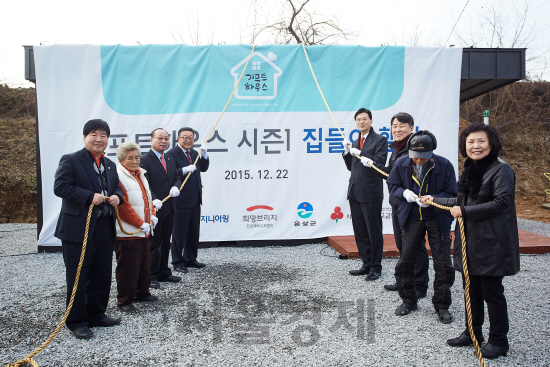 박찬우(오른쪽 네번째) 현대엔지니어링 기획실장과 이필용(왼쪽 네번째) 음성군수가 지난 22일 충북 음성군에서 기프트하우스 집들이 행사 제막식을 거행하고 있다. /사진제공=현대엔지니어링 <BR><BR>