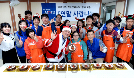 지난 22일 현대모비스 임직원들이 서울 중구 ‘종로 장애인복지관’에서 연말 사랑나누기 행사를 갖고 크리스마스 케잌을 함께 만든 후 기념 촬영을 하고 있다./사진제공=현대모비스<BR><BR><span class='sub_ad_banner4'><div id='div-gpt-ad-1567043459465-0' ><script>googletag.cmd.push(function() { googletag.display('div-gpt-ad-1567043459465-0'); });</script></div></span>