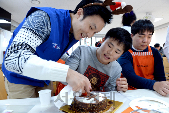 지난 22일 현대모비스 임직원들이 서울 중구 ‘종로 장애인복지관’에서 연말 사랑나누기 행사를 열고 크리스마스 케잌을 함께 만들고 있다./사진제공=현대모비스<BR><BR>