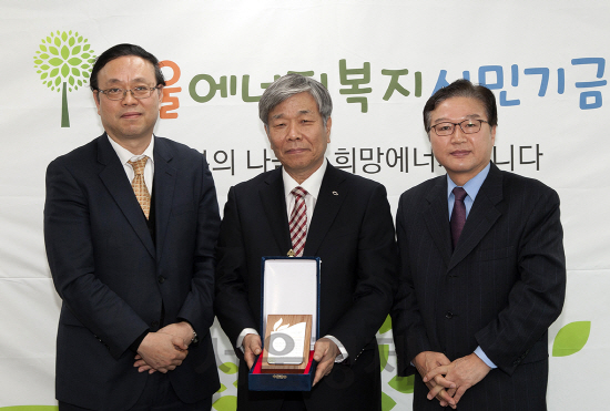 르노삼성자동차는 23일 부산공장에서 절약한 에너지 비용 2,000만원을 서울에너지시민복지기금을 통해 에너지 빈곤층에 기부했다. 사진은 오직렬 르노삼성 부사장(가운데), 유종국 서울시 사회복지협의회 부회장(오른쪽), 유재룡 서울시 기후환경본부장./사진제공=르노삼성자동차<BR><BR>