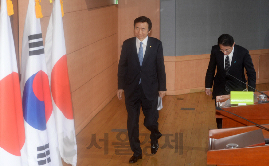 기시다 후미오(오른쪽) 일본 외무상이 28일 서울 종로구 도렴동 외교부에서 열린 일본군 위안부 문제 해결을 위한 한일 외교장관 공동기자회견에 참석하며 윤병세 외교장관에게 고개숙여 인사하고 있다./권욱기자