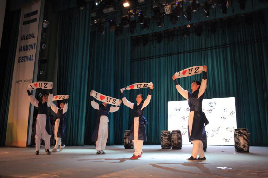 포스코건설의 대학생봉사단인 해피빌더가 ‘글로벌 하모니’ 축제에서 난타 공연을 선보이고 있다. 포스코건설은 한국문화산업교류재단, 우림복지재단과 함께 지난 22~26일 우즈베키스탄 부하라시에서 ‘글로벌 하모니’ 사회공헌활동을 펼쳤다고 29일 밝혔다. <BR><BR><div class=