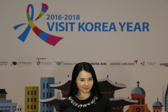 2016년 한국을 방문한 첫 외국인 관광객으로 선정된 왕옌니씨가 환한 얼굴로 기자의 질문에 답변하고 있다.<BR><BR>