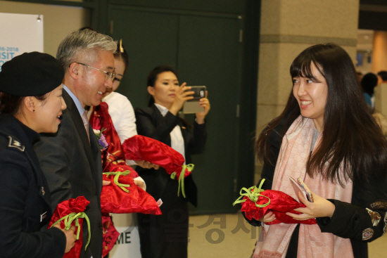 김종덕 문체부 장관이 1일 새벽 입국하는 외국인 관광객에게 ‘복주머니’를 나눠주며 환영하고 있다.<BR><BR>
