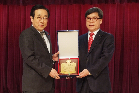 4일 부산시청사에서 열린 행사에서 이근탁 남부발전 기술본부장(오른쪽)이 서병수 부산시장으로부터 감사패를 수여받았다. /사진제공=한국남부발전<BR><BR>