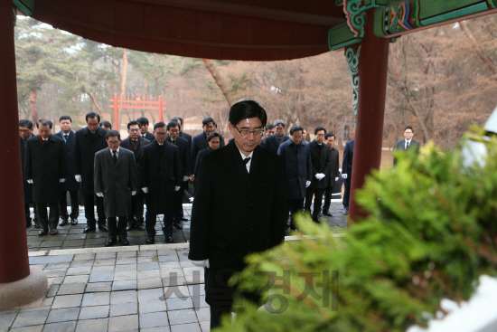 4일 이광구(맨앞) 우리은행장을 비롯한 임직원 80여 명이 우리은행의 전신인 대한천일은행의 기틀을 마련한 고종황제의 묘소가 있는 경기도 남양주시 홍유릉을 찾아 참배하고 있다. /사진제공=우리은행<BR><BR>