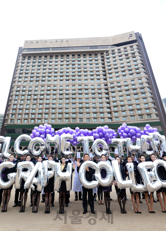 6일 오전 더 플라자 호텔 임직원들이 메리어트호텔그룹의 럭셔리 라이프 스타일 브랜드 ‘오토그래프 컬렉션’과 제휴를 기념하여 서울광장에서 풍선을 들고 퍼포먼스를 하고 있다./이호재기자.<BR><BR><span class='sub_ad_banner4'><div id='div-gpt-ad-1567043459465-0' ><script>googletag.cmd.push(function() { googletag.display('div-gpt-ad-1567043459465-0'); });</script></div></span>