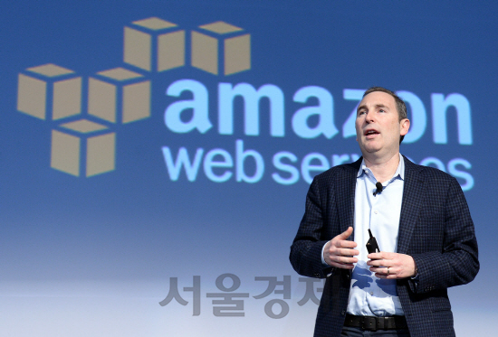 앤디 제시 AWS 글로벌 총괄 사장이 7일 서울 코엑스에서 열린 ‘AWS 클라우드 컨퍼런스’에서 서울에 데이터센터 ‘리전’을 가동했다고 밝혔다./사진제공=AWS<BR><BR>