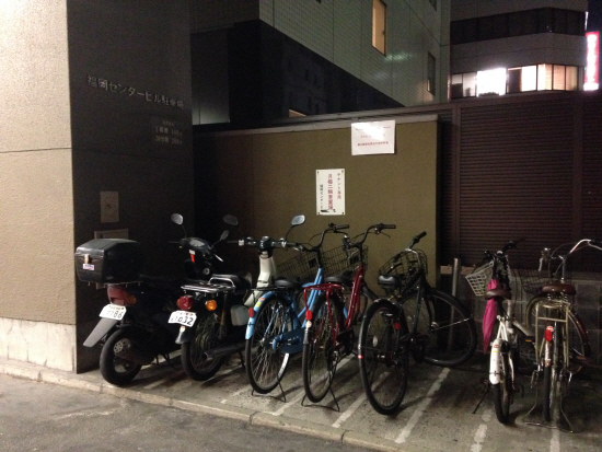 일본인들이 애용하는 자전거와 함께 얌전히 주차된 바이크 <BR><BR>