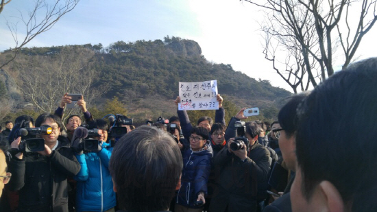 안철수 국민의당 의원이 12일 경남 김해시 봉하마을을 방문하자 더불어민주당 당원이 거세게 항의하고 있다/박형윤기자<BR><BR>