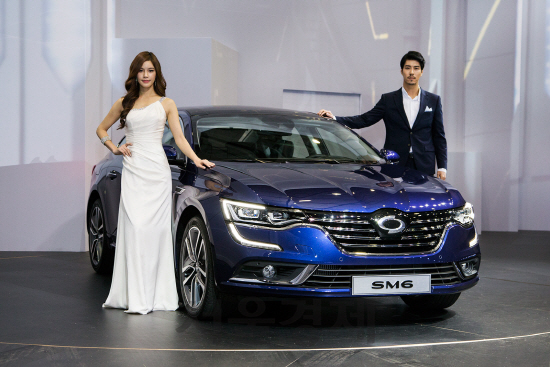 르노삼성이 13일 공개한 프리미엄 중형 세단 SM6 모습. 르노삼성차는 “한국 자동차 시장에 새로운 기준을 제시하겠다”며 “중형 세단의 붐을 다시 한번 열 것”이라고 말했다./사진제공=르노삼성차<BR><BR>