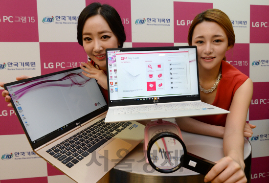 14일 서울 여의도 LG트윈타워에서 열린 LG전자 2016년형 PC·모니터 신제품 출시행사에서 모델들이 제품을 선보이고 있다. 이번에 출시한 LG전자 '그램 15'는 15.6인치 대화면이지만 980g의 초경량을 구현했다./권욱기자