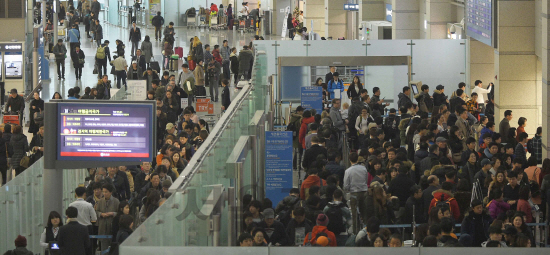 지난해 말 북적이는 인천공항 출국장 모습 /서울경제DB<BR><BR>