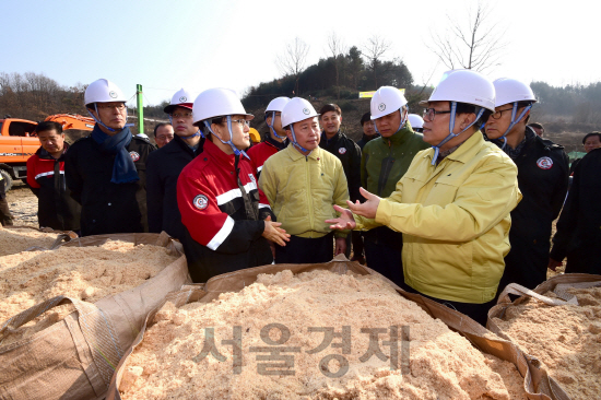 이동필(사진 앞줄 왼쪽에서 세 번째) 농림축산식품부장관과 신원섭(〃첫번째) 산림청장이 소나무재선충병 방제현장서 피해목을 톱밥으로 만드는 현장을 점검하고 있다. 사진제공=산림청<BR><BR>