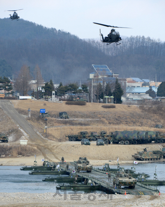 18일 충북 충주시 남한강 일대에서 육군 제20기계화보병사단의 혹한기 전술훈련이 진행된 가운데 K2 흑표전차와 K-21 장갑차 등이 부교도하를 하고 있다./충주=권욱기자<BR><BR>