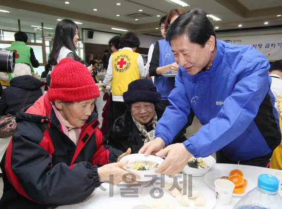 18일 서울시 성동구 대한적십자사 서울지사에서 윤주화(오른쪽)삼성 사회봉사단 사장이 독거노인에 떡국을 대접하며 미소짓고 있다. 삼성그룹은 이날부터 3주간 총 10억원 어치 선물 제공 등 전국의 취약계층을 위한 각종 지원 활동을 전개하는 ‘희망나눔 봉사활동’을 실시한다고 밝혔다. /사진제공=삼성그룹<BR><BR>