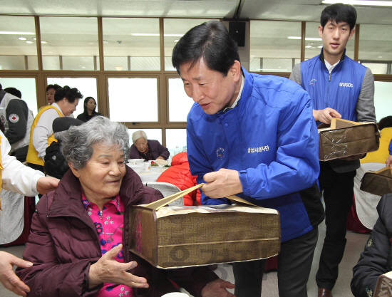 18일 서울시 성동구 대한적십자사 서울지사에서 윤주화(오른쪽 두번째) 삼성 사회봉사단 사장이 독거노인에 설맞이 선물을 전달하며 활짝 웃고 있다. 삼성그룹은 이날부터 3주간 총 10억원 어치 선물 제공 등 전국의 취약계층을 위한 각종 지원 활동을 전개하는 ‘희망나눔 봉사활동’을 실시한다고 밝혔다. /사진제공=삼성그룹<BR><BR>