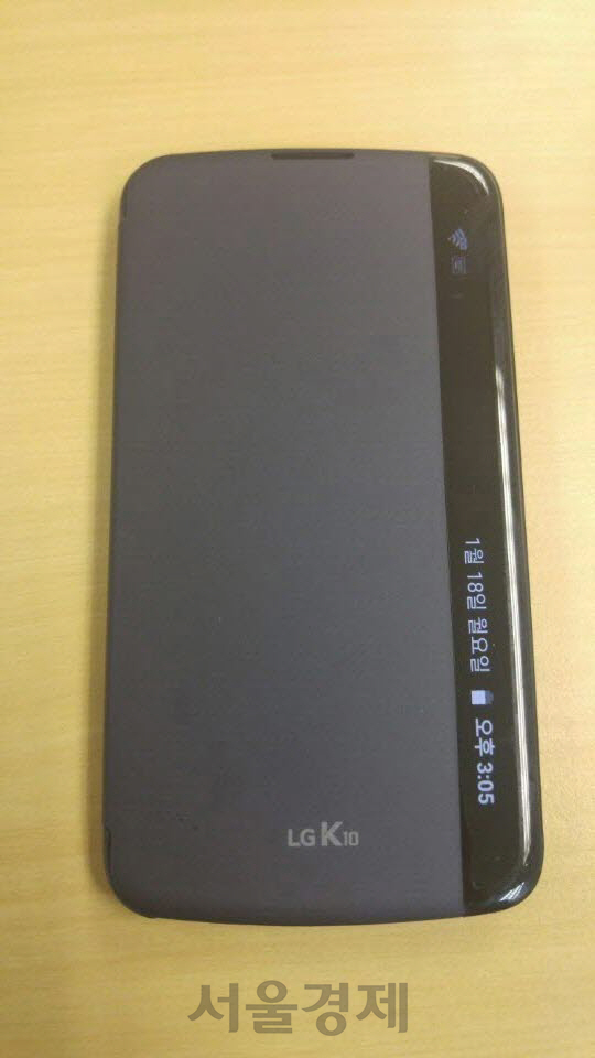 ‘퀵 커버 뷰’를 부착한 LG전자의 K10 모습. 기기 왼쪽 부분의 별도 스크린을 통해 스마트폰을 열지 않고도 날짜·시간·메시지 등을 확인할 수 있다. /사진=권대경기자<BR><BR>