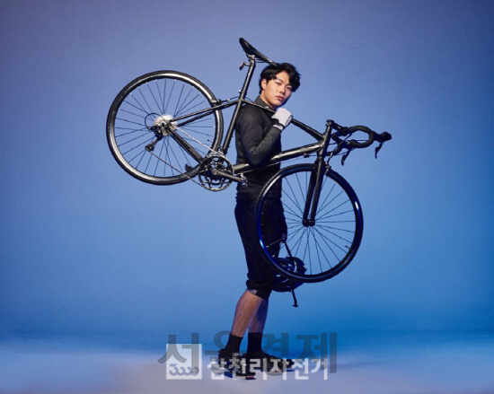 삼천리자전거의 2016년 광고 모델로 발탁된 배우 류준열이 자전거를 손에 들고 포즈를 취하고 있다./사진제공=삼천리자전거<BR><BR>