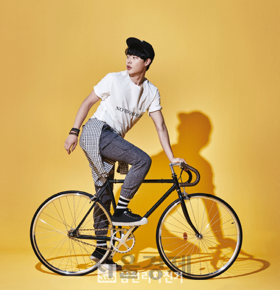 삼천리자전거의 2016년 광고 모델로 발탁된 배우 류준열이 자전거에 올라타 포즈를 취하고 있다./사진제공=삼천리자전거<BR><BR>