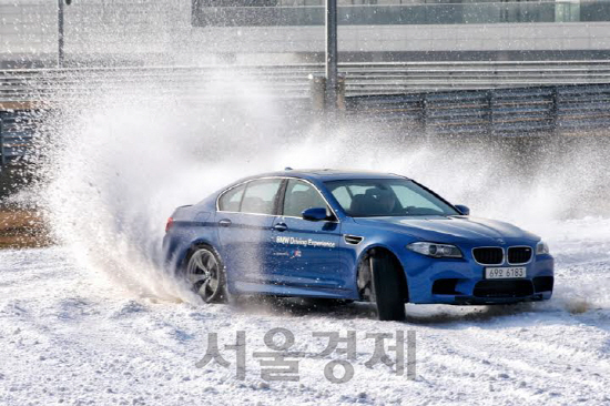 인천 영종도 BMW 드라이빙센터에서 진행 중인 스노우 베이직 프로그램에서 BMW 4시리즈 쿠페 차량의 눈길 성능 체험을 하는 모습/사진제공=BMW 코리아<BR><BR><span class=''><div style='text-align: center;max-width: 336px;margin: 0 auto;'><div id='div-gpt-ad-1566459419837-0'><script>googletag.cmd.push(function() { googletag.display('div-gpt-ad-1566459419837-0'); });</script></div></div></span><br>