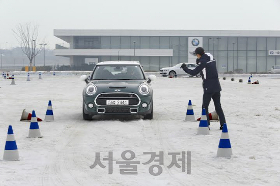 BMW 드라이빙센터에서 진행 중인 스노우 베이직 프로그램을 통해 뉴 미니 JCW 차량의 눈길 성능 체험을 하는 모습/사진제공=BMW 코리아<BR><BR>