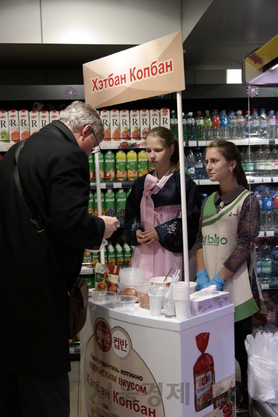 CJ제일제당이 러시아 현지 소매점에서 ‘햇반 컵반’ 시식행사를 진행하고 있다./사진제공=CJ제일제당<BR><BR>