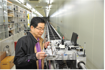 한국표준과학연구원 길이센터 엄태봉 박사가 레이저 간섭계의 측정 정확도를 향상 시킬 수 있는 정밀 교정시스템을 시험하고 있다. /사진제공=한국표준과학연구원