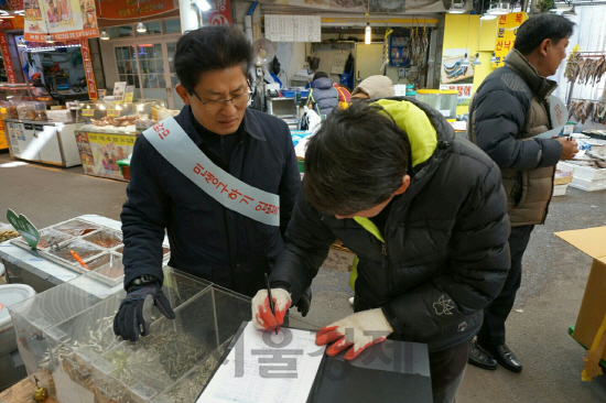 송재희(왼쪽) 중소기업중앙회 상근부회장이 24일 경기도 군포 산본시장에서 펼쳐진 길거리 서명운동에서 만난 시민에게 취지를 설명하고 있다. /사진제공=중기중앙회