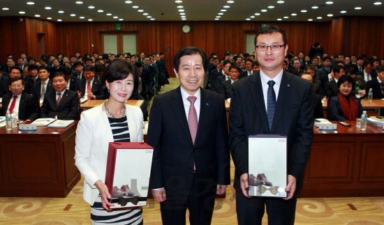 이원태(가운데) 수협은행장이 25일 서울시 송파구 수협은행 본사에서 열린 ‘2016 전국영업점장 경영전략회의’에서 올 한해도 경영목표 달성을 위해 열심히 뛰자는 의미로 전 지점장들에게 구두를 선물하고 기념촬영을 하고 있다. 수협은행은 올해 ‘변화를 기회로, 도전하는 수협은행’이라는 슬로건 하에 수협은행 독립법인 출범을 차질 없이 추진한다는 계획이다. /사진제공=수협은행