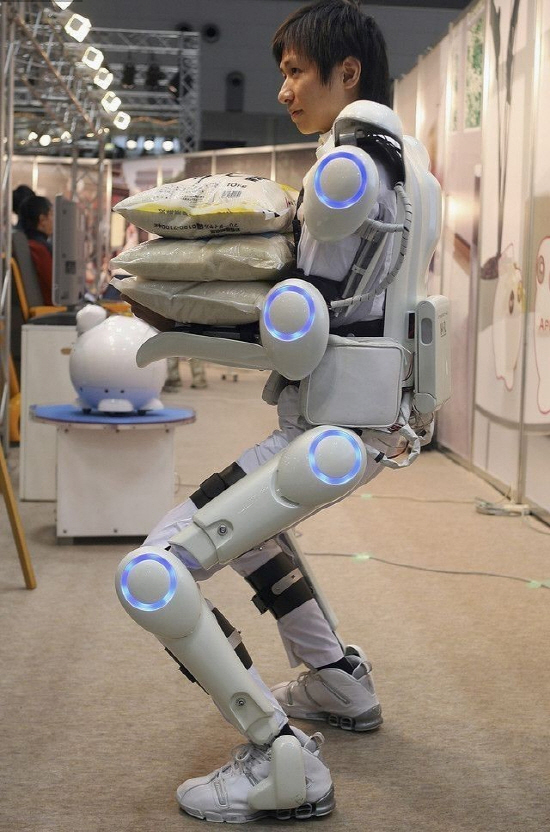 일본의 사이버다인사가 개발중인 외골격 로봇 ‘할’(HAL)