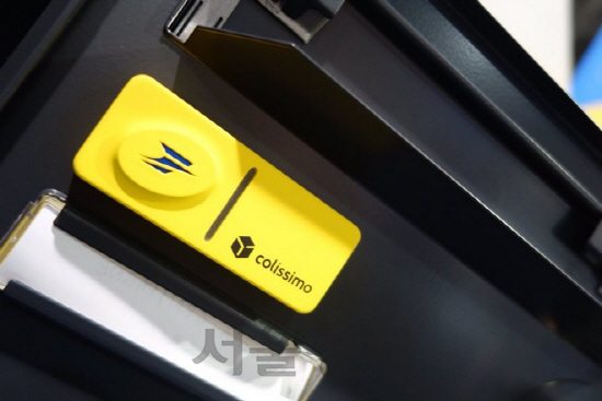 시그폭스가 지난 ‘CES2016’에서 선보인 무인택배서비스에 부착된 iot 센서(노란색). /사진제공=시그폭스