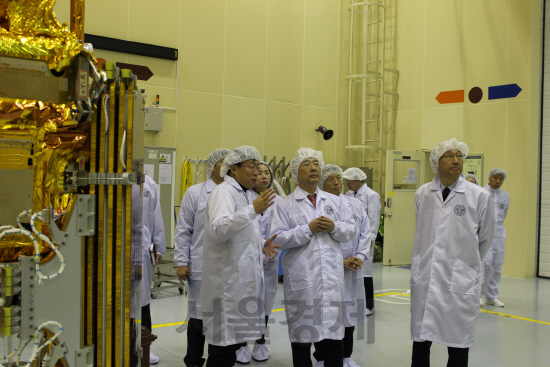 홍남기 미래창조과학부 제1차관(오른쪽 2번째)이 26일 대전 한국항공우주연구원 위성조립 시험동에서 이 연구원 관계자로부터 위성시험에 대한 설명을 듣고 있다. /사진제공=미래창조과학부