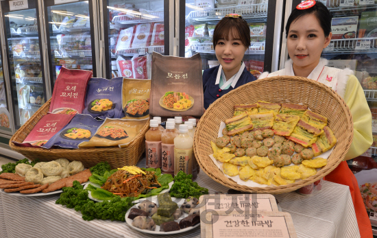 27일 오전 서울 이마트 용산점에서 모델들이 '피코크 간편가정식 명절 먹거리'를 선보이고 있다. 이번에 선보이는 상품은 떡갈비, 잡채, 한식소스 등 38종에 달하며, 대표 상품은 피코크 모듬전(470g) 8,800원, 피코크 잡채(1kg) 11,800원 등이다./송은석기자