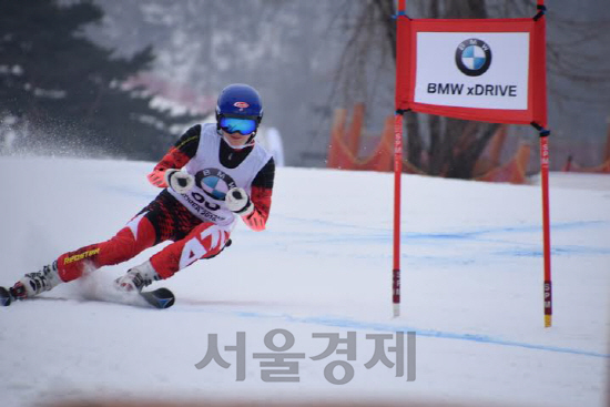 BMW는 30일 비발디파크에서 아마추어 스키대회 ‘BMW x드라이브컵 코리아 2016’ 결승전을 개최한다고 27일 밝혔다. BMW는 수입차 업체 최초로 스키 대회를 주최했다. 1등에게는 BMW 320d x드라이브 6개월 시승권이 제공된다./사진제공=BMW 코리아